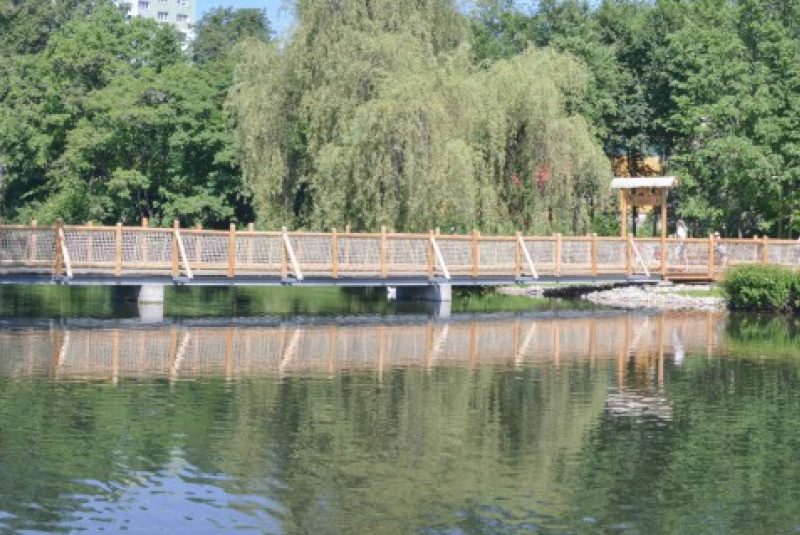 Zoologická záhrada Spišská Nová Ves - lávka pre chodcov cez rybník